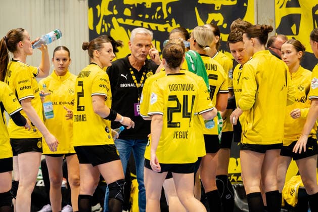 Dortmund, September 2, 2026, Handball, Women s, Bundesliga, Matchday 2, BVB Borussia Dortmund vs. Sport Union Neckarsulm; Kay Rothenpieler, BVB coach, points to his head during a timeout