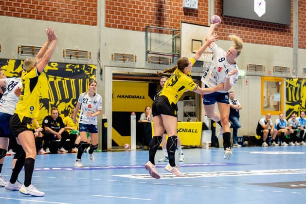 Dortmund, September 2, 2026, Handball, Women s, Bundesliga, Matchday 2, BVB Borussia Dortmund vs. Sport Union Neckarsulm, Fanny Elovson (Sport Union Neckarsulm) takes a shot from the backcourt against the block by Guro Nestaker (BVB), 33