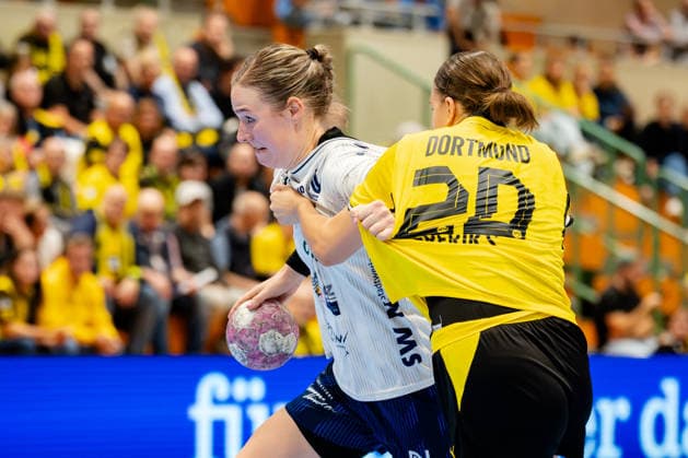 Dortmund, September 2, 2026, Handball, Women s, Bundesliga, Matchday 2, BVB Borussia Dortmund vs. Sport Union Neckarsulm, Annefleur Bruggeman (Sport Union Neckarsulm), No. 11, in a duel with Merel Freriks (BVB), No. 20