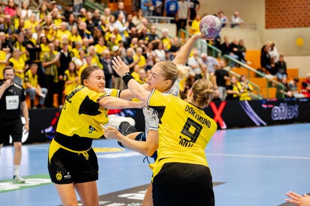 Dortmund, September 2, 2026, Handball, Women s, Bundesliga, Matchday 2, BVB Borussia Dortmund vs. Sport Union Neckarsulm: Kim Hinkelmann of Sport Union Neckarsulm, No. 5, in a duel with Merel Freriks of BVB, No. 20, and Lisa Antl of BVB, No. 9