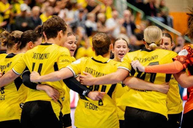 Dortmund, September 2, 2026, Handball, Women s, Bundesliga, Matchday 2, BVB Borussia Dortmund vs. Sport Union Neckarsulm The team celebrates the victory by jumping in a circle