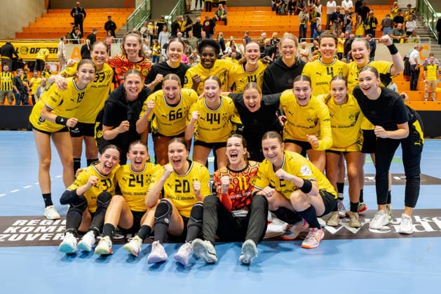 Dortmund, September 2, 2026, Handball, Women s, Bundesliga, Matchday 2, BVB Borussia Dortmund vs. Sport Union Neckarsulm—Victory photo with the stands in the background, featuring the BVB players