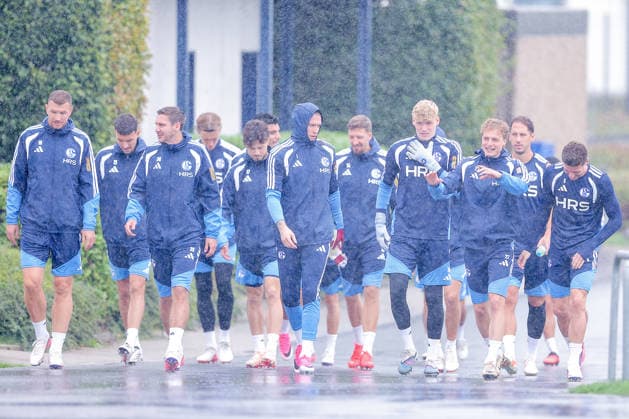 03.09.2026, Fussball, Training des FC Schalke 04. Die Spieler betreten den Trainingsplatz im strömenden Regen. Gelsenkirchen Trainingsgelände FC Schalke 04 NRW Deutschland xRHR-FOTO YYx *** September 3, 2026, Soccer, FC Schalke 04 practice: The players enter the practice field in the pouring rain. Gelsenkirchen, FC Schalke 04 practice facility, North Rhine-Westphalia, Germany xRHR PHOTO YYx Copyright: RHR-FOTOx RHR-FOTO YY