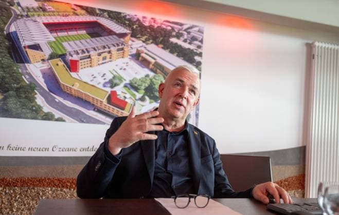 Fußball, Herren, Saison 2026 2027, 1. Bundesliga, 1. FC Union Berlin, Ordentliche Mitgliederversammlung im Stadion An der Alten Försterei, Präsident Dirk Zingler (1. FC Union) im Vorgespräch, hinten das zukünftige Stadion An der Alten Försterei, 03.09.2026, *** Soccer, Men s, 2026–2027 Season, 1. Bundesliga, 1. FC Union Berlin, Annual General Meeting at the An der Alten Försterei Stadium, President Dirk Zingler of 1. FC Union during a preliminary discussion, with the future An der Alten Försterei Stadium in the background, September 3, 2026, Copyright: xMatthiasxKochx