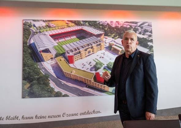 Fußball, Herren, Saison 2026 2027, 1. Bundesliga, 1. FC Union Berlin, Ordentliche Mitgliederversammlung im Stadion An der Alten Försterei, Präsident Dirk Zingler (1. FC Union) im Vorgespräch, hinten das zukünftige Stadion An der Alten Försterei, 03.09.2026, *** Soccer, Men s, 2026–2027 Season, 1. Bundesliga, 1. FC Union Berlin, Annual General Meeting at the An der Alten Försterei Stadium, President Dirk Zingler of 1. FC Union during a preliminary discussion, with the future An der Alten Försterei Stadium in the background, September 3, 2026, Copyright: xMatthiasxKochx
