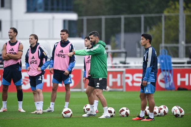 Hee-chan Hwang (FC Schalke 04), Hwang Hee-Chan, Trainer Miron Muslic (FC Schalke 04), Soufiane El-Faouzi (Schalke 04), Dejan Ljubicic (FC Schalke 04), Finn Porath (FC Schalke 04), Nikola Katic (FC Schalke 04), v.re. 03.09.2026, Fussball 1. Bundesliga, Saison 2026 2027, Training FC Schalke 04 Gelsenkirchen Trainingsgelände Nordrhein Westfalen Deutschland *** Hee Chan Hwang, FC Schalke 04; Hwang Hee Chan; Coach Miron Muslic, FC Schalke 04; Soufiane El Faouzi, Schalke 04; Dejan Ljubicic, FC Schalke 04; Finn Porath, FC Schalke 04; Nikola Katic, FC Schalke 04, September 3, 2026, Soccer, Bundesliga 1, 2026–2027 season, FC Schalke 04 training session in Gelsenkirchen, training facility in North Rhine-Westphalia, Germany Team2