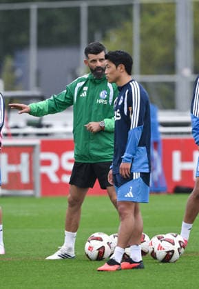 Trainer Miron Muslic (FC Schalke 04) mit Hee-chan Hwang (FC Schalke 04), Hwang Hee-Chan 03.09.2026, Fussball 1. Bundesliga, Saison 2026 2027, Training FC Schalke 04 Gelsenkirchen Trainingsgelände Nordrhein Westfalen Deutschland *** Coach Miron Muslic of FC Schalke 04 with Hee-chan Hwang of FC Schalke 04, Hwang Hee-chan, September 3, 2026, Soccer, Bundesliga 1, 2026–2027 season, FC Schalke 04 training session in Gelsenkirchen, training facility in North Rhine-Westphalia, Germany Team2
