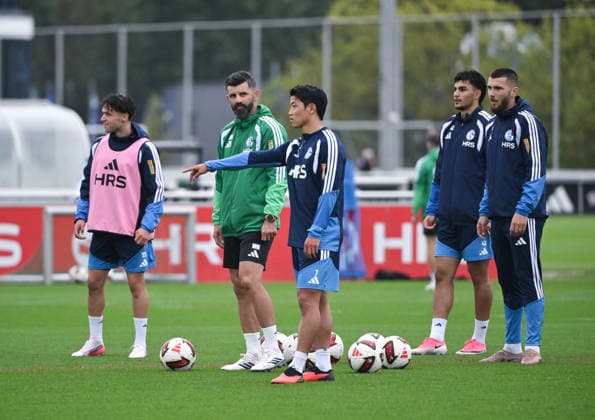 Soufiane El-Faouzi (Schalke 04), Trainer Miron Muslic (FC Schalke 04), Hee-chan Hwang (FC Schalke 04), Hwang Hee-Chan, Mertcan Ayhan (Schalke 04), Hasan Kurucay (FC Schalke 04), v.li. 03.09.2026, Fussball 1. Bundesliga, Saison 2026 2027, Training FC Schalke 04 Gelsenkirchen Trainingsgelände Nordrhein Westfalen Deutschland *** Soufiane El Faouzi, Schalke 04; Coach Miron Muslic, FC Schalke 04; Hee-chan Hwang, FC Schalke 04; Hwang Hee Chan, Mertcan Ayhan, Schalke 04, Hasan Kurucay, FC Schalke 04, from left, September 3, 2026, Soccer, Bundesliga 1, 2026–2027 season, FC Schalke 04 training session in Gelsenkirchen, training facility in North Rhine-Westphalia, Germany Team2