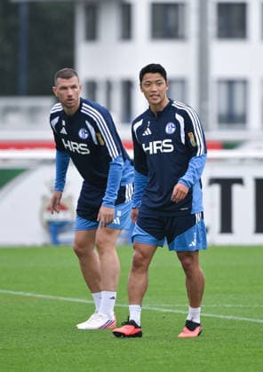 Hee-chan Hwang (FC Schalke 04), Hwang Hee-Chan, Edin Dzeko (FC Schalke 04), v.re. 03.09.2026, Fussball 1. Bundesliga, Saison 2026 2027, Training FC Schalke 04 Gelsenkirchen Trainingsgelände Nordrhein Westfalen Deutschland *** Hee Chan Hwang, FC Schalke 04; Hwang Hee Chan, Edin Dzeko, FC Schalke 04; September 3, 2026; Soccer, Bundesliga 1, 2026–2027 season, FC Schalke 04 training session in Gelsenkirchen, North Rhine-Westphalia, Germany Team2