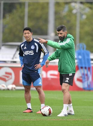 Trainer Miron Muslic (FC Schalke 04), Hee-chan Hwang (FC Schalke 04), Hwang Hee-Chan, v.re. 03.09.2026, Fussball 1. Bundesliga, Saison 2026 2027, Training FC Schalke 04 Gelsenkirchen Trainingsgelände Nordrhein Westfalen Deutschland *** Coach Miron Muslic, FC Schalke 04; Hee-chan Hwang, FC Schalke 04; Hwang Hee-chan, September 3, 2026, Soccer, Bundesliga 1, 2026–2027 season, FC Schalke 04 training session in Gelsenkirchen, training facility in North Rhine-Westphalia, Germany Team2