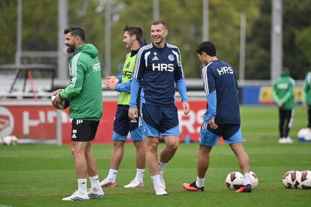 Trainer Miron Muslic (FC Schalke 04), Maximilian Wöber (FC Schalke 04), Edin Dzeko (FC Schalke 04), Hee-chan Hwang (FC Schalke 04), Hwang Hee-Chan, v.li. 03.09.2026, Fussball 1. Bundesliga, Saison 2026 2027, Training FC Schalke 04 Gelsenkirchen Trainingsgelände Nordrhein Westfalen Deutschland *** Coach Miron Muslic, FC Schalke 04; Maximilian Wöber, FC Schalke 04; Edin Dzeko, FC Schalke 04; Hee-chan Hwang, FC Schalke 04; Hwang Hee-chan, from left, September 3, 2026; Soccer, Bundesliga 1, 2026–2027 season, FC Schalke 04 training session in Gelsenkirchen, training facility in North Rhine-Westphalia, Germany Team2