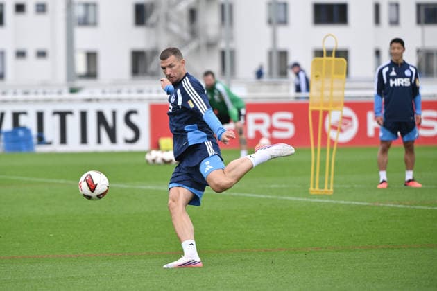 Edin Dzeko (FC Schalke 04) 03.09.2026, Fussball 1. Bundesliga, Saison 2026 2027, Training FC Schalke 04 Gelsenkirchen Trainingsgelände Nordrhein Westfalen Deutschland *** Edin Dzeko, FC Schalke 04, September 9, 2026; Soccer, Bundesliga 1, 2026–2027 season; FC Schalke 04 training session in Gelsenkirchen, North Rhine-Westphalia, Germany Team2