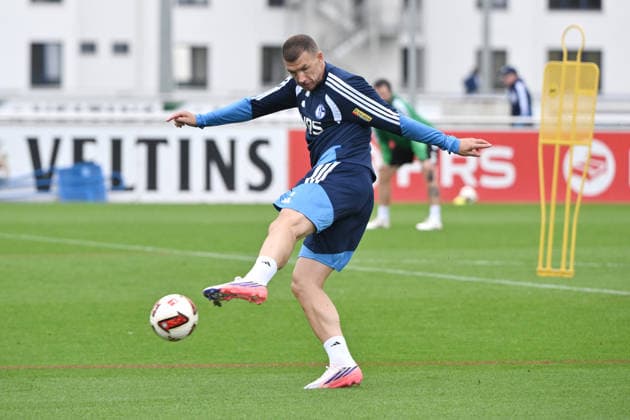 Edin Dzeko (FC Schalke 04) 03.09.2026, Fussball 1. Bundesliga, Saison 2026 2027, Training FC Schalke 04 Gelsenkirchen Trainingsgelände Nordrhein Westfalen Deutschland *** Edin Dzeko, FC Schalke 04, September 9, 2026; Soccer, Bundesliga 1, 2026–2027 season; FC Schalke 04 training session in Gelsenkirchen, North Rhine-Westphalia, Germany Team2