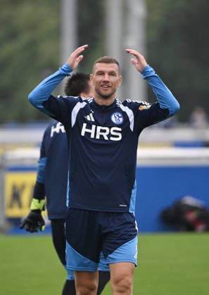 Edin Dzeko (FC Schalke 04) 03.09.2026, Fussball 1. Bundesliga, Saison 2026 2027, Training FC Schalke 04 Gelsenkirchen Trainingsgelände Nordrhein Westfalen Deutschland *** Edin Dzeko, FC Schalke 04, September 9, 2026; Soccer, Bundesliga 1, 2026–2027 season; FC Schalke 04 training session in Gelsenkirchen, North Rhine-Westphalia, Germany Team2