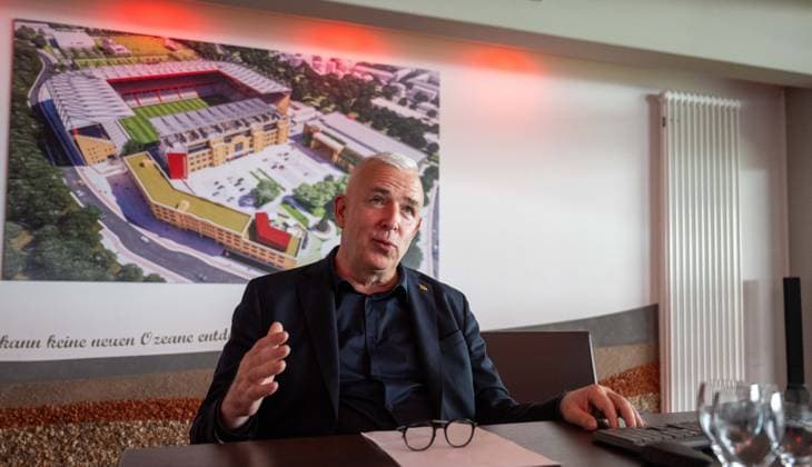 Fußball, Herren, Saison 2026 2027, 1. Bundesliga, 1. FC Union Berlin, Ordentliche Mitgliederversammlung im Stadion An der Alten Försterei, Präsident Dirk Zingler (1. FC Union) im Vorgespräch, hinten das zukünftige Stadion An der Alten Försterei, 03.09.2026, *** Soccer, Men s, 2026–2027 Season, 1. Bundesliga, 1. FC Union Berlin, Annual General Meeting at the An der Alten Försterei Stadium, President Dirk Zingler of 1. FC Union during a preliminary discussion, with the future An der Alten Försterei Stadium in the background, September 3, 2026, Copyright: xMatthiasxKochx