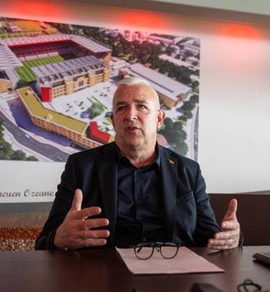 Fußball, Herren, Saison 2026 2027, 1. Bundesliga, 1. FC Union Berlin, Ordentliche Mitgliederversammlung im Stadion An der Alten Försterei, Präsident Dirk Zingler (1. FC Union) im Vorgespräch, hinten das zukünftige Stadion An der Alten Försterei, 03.09.2026, *** Soccer, Men s, 2026–2027 Season, 1. Bundesliga, 1. FC Union Berlin, Annual General Meeting at the An der Alten Försterei Stadium, President Dirk Zingler of 1. FC Union during a preliminary discussion, with the future An der Alten Försterei Stadium in the background, September 3, 2026, Copyright: xMatthiasxKochx