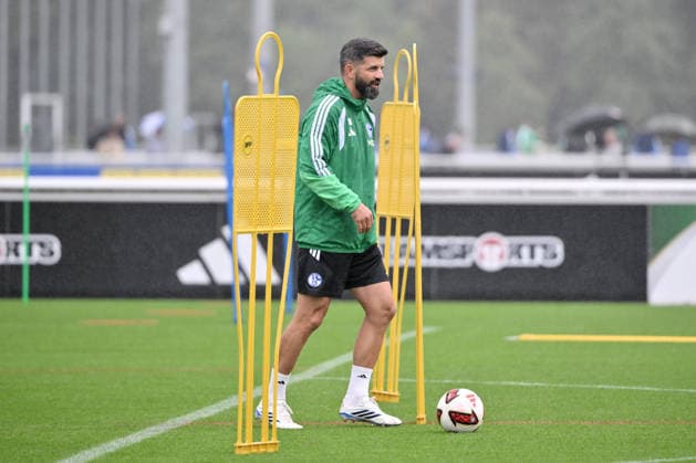 Trainer Miron Muslic (FC Schalke 04) 03.09.2026, Fussball 1. Bundesliga, Saison 2026 2027, Training FC Schalke 04 Gelsenkirchen Trainingsgelände Nordrhein Westfalen Deutschland *** Coach Miron Muslic, FC Schalke 04, September 9, 2026; Soccer, Bundesliga 1; 2026–2027 Season; FC Schalke 04 Training, Gelsenkirchen; Training Facility, North Rhine-Westphalia, Germany Team2