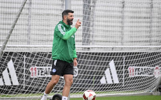 Trainer Miron Muslic (FC Schalke 04) 03.09.2026, Fussball 1. Bundesliga, Saison 2026 2027, Training FC Schalke 04 Gelsenkirchen Trainingsgelände Nordrhein Westfalen Deutschland *** Coach Miron Muslic, FC Schalke 04, September 3, 2026; Soccer, Bundesliga 1; 2026–2027 season; FC Schalke 04 training, Gelsenkirchen; Training facility, North Rhine-Westphalia, Germany Team2