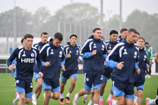 Laufeinheit der Spieler, hinten mitte Hee-chan Hwang (FC Schalke 04), Hwang Hee-Chan 03.09.2026, Fussball 1. Bundesliga, Saison 2026 2027, Training FC Schalke 04 Gelsenkirchen Trainingsgelände Nordrhein Westfalen Deutschland *** Players running drill; in the back center is Hee-chan Hwang of FC Schalke 04; Hwang Hee-chan, September 3, 2026; Soccer, Bundesliga 1, 2026–2027 season, FC Schalke 04 training session in Gelsenkirchen, North Rhine-Westphalia, Germany Team2