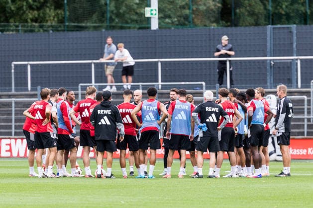COLOGNE, GERMANY - SEPTEMBER 03: Team circle of 1. FC Koeln players while Rene Wagner (Head Coach 1. FC Koeln) is explaining the next exercise during a training session of season 2026 27 at Geissbockheim on September 03, 2026 in Cologne, Germany. North Rhine Westphalia Germany Copyright: xSteffiexWunderlx