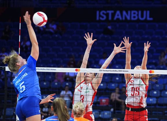 Poland v Netherlands - CEV EuroVolley 2026 ISTANBUL, TURKIYE - SEPTEMBER 3: Magdalena Stysiak (3) of Poland in action against Jolien Knollema (5) of Netherlands during the CEV Women s European Volleyball Championship quarterfinal match between Poland and the Netherlands at Sinan Erdem Sports Hall in Istanbul, Turkiye, on September 3, 2026. Esra Bilgin Anadolu Istanbul Turkey. Editorial use only. Please get in touch for any other usage.  Copyright: x2026xAnadoluxEsraxBilginx