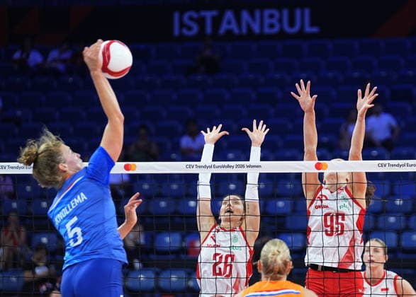 Poland v Netherlands - CEV EuroVolley 2026 ISTANBUL, TURKIYE - SEPTEMBER 3: Katarzyna Wenerska (26) of Poland in action against Jolien Knollema (5) of Netherlands during the CEV Women s European Volleyball Championship quarterfinal match between Poland and the Netherlands at Sinan Erdem Sports Hall in Istanbul, Turkiye, on September 3, 2026. Esra Bilgin Anadolu Istanbul Turkey. Editorial use only. Please get in touch for any other usage.  Copyright: x2026xAnadoluxEsraxBilginx