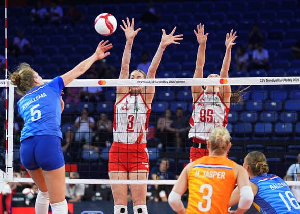 Poland v Netherlands - CEV EuroVolley 2026 ISTANBUL, TURKIYE - SEPTEMBER 3: Magdalena Stysiak (3) of Poland in action against Jolien Knollema (5) of Netherlands during the CEV Women s European Volleyball Championship quarterfinal match between Poland and the Netherlands at Sinan Erdem Sports Hall in Istanbul, Turkiye, on September 3, 2026. Esra Bilgin Anadolu Istanbul Turkey. Editorial use only. Please get in touch for any other usage.  Copyright: x2026xAnadoluxEsraxBilginx