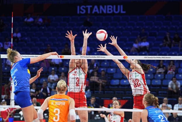 Poland v Netherlands - CEV EuroVolley 2026 ISTANBUL, TURKIYE - SEPTEMBER 3: Magdalena Stysiak (3) of Poland in action against Jolien Knollema (5) of Netherlands during the CEV Women s European Volleyball Championship quarterfinal match between Poland and the Netherlands at Sinan Erdem Sports Hall in Istanbul, Turkiye, on September 3, 2026. Esra Bilgin Anadolu Istanbul Turkey. Editorial use only. Please get in touch for any other usage.  Copyright: x2026xAnadoluxEsraxBilginx