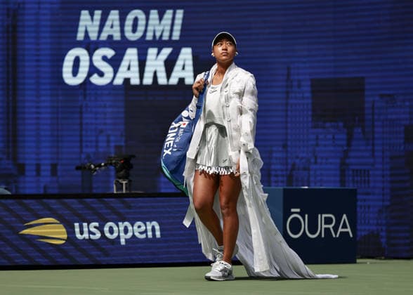 Naomi Osaka betritt den Platz in einem weissen Kleid US Open Championships, Billie Jean King National Tennis Center, Flushing Meadows, New York, USA . *** Naomi Osaka steps onto the court in a white dress at the U.S. Open Championships, Billie Jean King National Tennis Center, Flushing Meadows, New York, USA Copyright: xJuergenxHasenkopfx