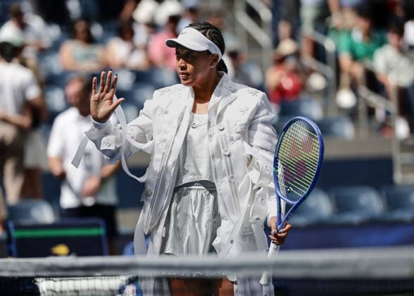 Naomi Osaka stands at the net before the match begins, U.S. Open Championships, Billie Jean King National Tennis Center, Flushing Meadows, New York, USA Copyright: xJuergenxHasenkopfx