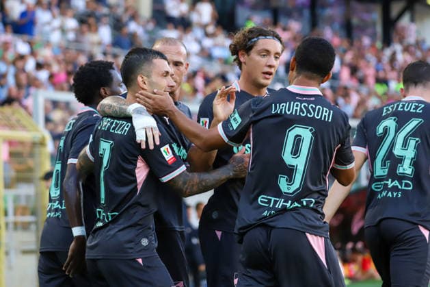 IPA88073362 - The Palermo F.C. team hugs Gabriel Strefezza (Palermo F.C.) after he scores a goal during the Coppa Italia Round of 16 match between Palermo F.C. and Mantova 1911 at the Renzo Barbera Stadium in Palermo, Italy, on September 3, 2026.  Copyright: xVincenzoxOrlando IPAxSportx xx 88073362