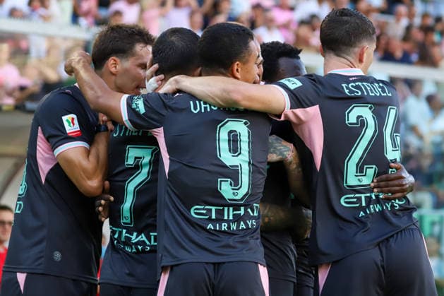 IPA88073363 - The Palermo F.C. team hugs Gabriel Strefezza (Palermo F.C.) after he scores a goal during the Coppa Italia Round of 16 match between Palermo F.C. and Mantova 1911 at the Renzo Barbera Stadium in Palermo, Italy, on September 3, 2026.  Copyright: xVincenzoxOrlando IPAxSportx xx 88073363