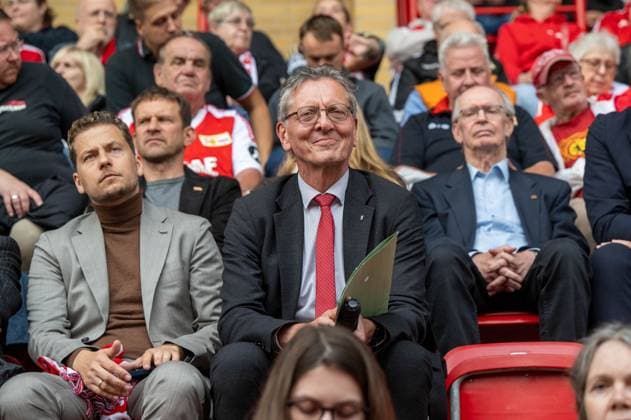 Fußball, Herren, Saison 2026 2027, 1. Bundesliga, 1. FC Union Berlin, Ordentliche Mitgliederversammlung im Stadion An der Alten Försterei, im Bild: v. l. Aufsichtsrat Marvin Kretzschmar (1. FC Union Berlin), Christian Gaebler (Senator für Stadtentwicklung, Bauen und Wohnen) auf der Tribüne, 03.09.2026, *** Soccer, Men s, 2026–2027 Season, 1. Bundesliga, 1. FC Union Berlin, Annual General Meeting at the An der Alten Försterei Stadium; pictured from left: Marvin Kretzschmar, member of the Supervisory Board of 1. FC Union Berlin, and Christian Gaebler, Senator for Urban Development, Construction, and Housing, in the stands, September 3, 2026, Copyright: xMatthiasxKochx