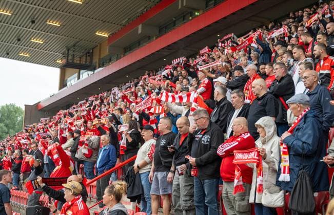 Fußball, Herren, Saison 2026 2027, 1. Bundesliga, 1. FC Union Berlin, Ordentliche Mitgliederversammlung im Stadion An der Alten Försterei, im Bild: Mitglieder bei der Hymne, 03.09.2026, *** Soccer, Men s, 2026–2027 Season, Bundesliga 1, 1. FC Union Berlin, Annual General Meeting at the An der Alten Försterei Stadium; pictured: members singing the anthem, September 3, 2026, Copyright: xMatthiasxKochx