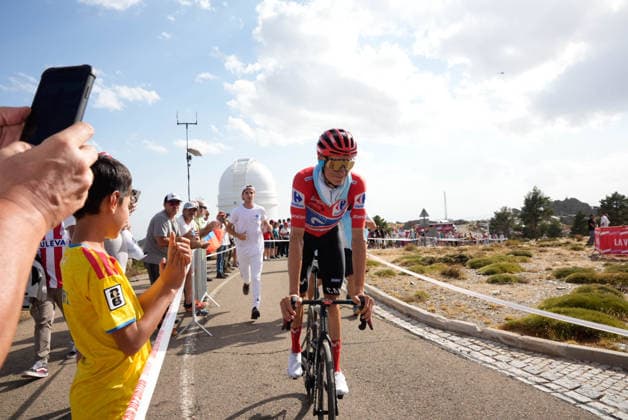 RECORD DATE NOT STATED Los corredores llegan a la meta de el Calar Alto donde hoy ha terminado la duodÃ cima etapa de la Vuelta a Espana 2026 A 3 de septiembre de 2026 en Gergal, Almeria (Andalucia, Espana). Andalucia recibe al peloton de La Vuelta 26 con una exigente jornada de montana marcada por las ascensiones a Velefique y Calar Alto, un recorrido que puede resultar decisivo para los principales favoritos de la carrera. 03 SEPTIEMBRE 2026 Europa Press 03 09 2026 MarianxLeon  x0865793819stx