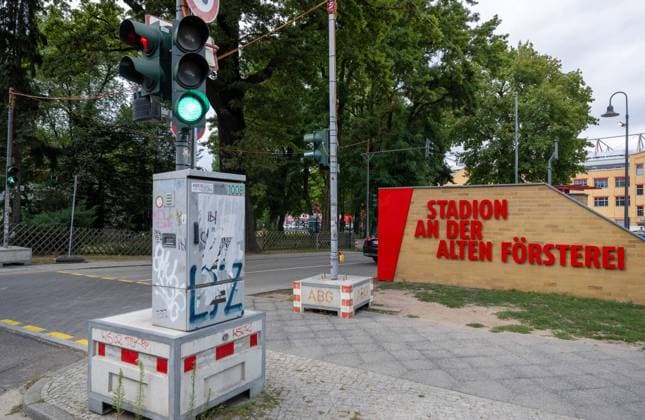 Fußball, Herren, Saison 2026 2027, 1. Bundesliga, 1. FC Union Berlin, Ordentliche Mitgliederversammlung im Stadion An der Alten Försterei, im Bild: Ampelanlage vor dem Stadion An der Alten Försterei, 03.09.2026, *** Soccer, Men s, 2026–2027 Season, Bundesliga 1, 1. FC Union Berlin, Annual General Meeting at the An der Alten Försterei Stadium; pictured: traffic lights in front of the An der Alten Försterei Stadium, September 3, 2026, Copyright: xMatthiasxKochx