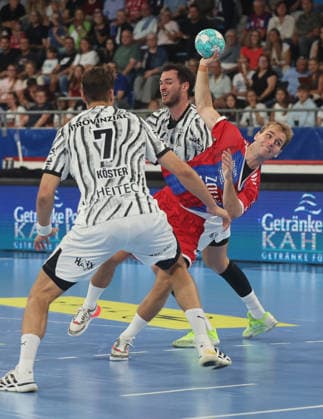 Bietigheim, Opel HBL Handball, SG BBM Bietigheim vs. THW Kiel, from left: Julian Köster (Kiel), Mathias Larson (BBM)