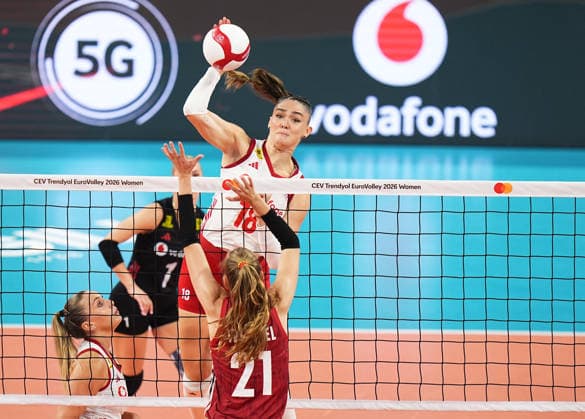 Turkiye v Germany - CEV EuroVolley 2026 ISTANBUL, TURKIYE - SEPTEMBER 3: Turkiye s Zehra Gunes (18) in action against Germany s Camilla Weitzel (21) during the CEV Women s European Volleyball Championship quarterfinal match between Turkiye and Germany at Sinan Erdem Sports Hall in Istanbul, Turkiye, on September 3, 2026. Esra Bilgin Anadolu Istanbul Turkey. Editorial use only. Please get in touch for any other usage.  Copyright: x2026xAnadoluxEsraxBilginx