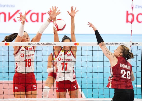 Turkiye v Germany - CEV EuroVolley 2026 ISTANBUL, TURKIYE - SEPTEMBER 3: Turkiye s Zehra Gunes (18) and Derya Cebecioglu (11) in action against Germany s Lena Kindermann (20) during the CEV Women s European Volleyball Championship quarterfinal match between Turkiye and Germany at Sinan Erdem Sports Hall in Istanbul, Turkiye, on September 3, 2026. Esra Bilgin Anadolu Istanbul Turkey. Editorial use only. Please get in touch for any other usage.  Copyright: x2026xAnadoluxEsraxBilginx