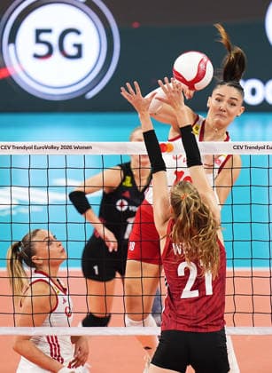 Turkiye v Germany - CEV EuroVolley 2026 ISTANBUL, TURKIYE - SEPTEMBER 3: Turkiye s Zehra Gunes (18) in action against Germany s Camilla Weitzel (21) during the CEV Women s European Volleyball Championship quarterfinal match between Turkiye and Germany at Sinan Erdem Sports Hall in Istanbul, Turkiye, on September 3, 2026 Esra Bilgin Anadolu Istanbul Turkey. Editorial use only. Please get in touch for any other usage.  Copyright: x2026xAnadoluxEsraxBilginx
