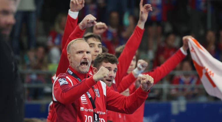 Bietigheim, Opel HBL Handball, SG BBM Bietigheim vs. THW Kiel, Coach Hartmut Mayerhoffer (BBM)