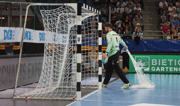 Bietigheim, Opel HBL Handball, SG BBM Bietigheim vs. THW Kiel, Gonzalo Perez de Vargas (Kiel) struggles with the goal net