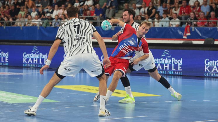 Bietigheim, Opel HBL Handball, SG BBM Bietigheim vs. THW Kiel, from left: Julian Köster (Kiel), Mathias Larson (BBM)