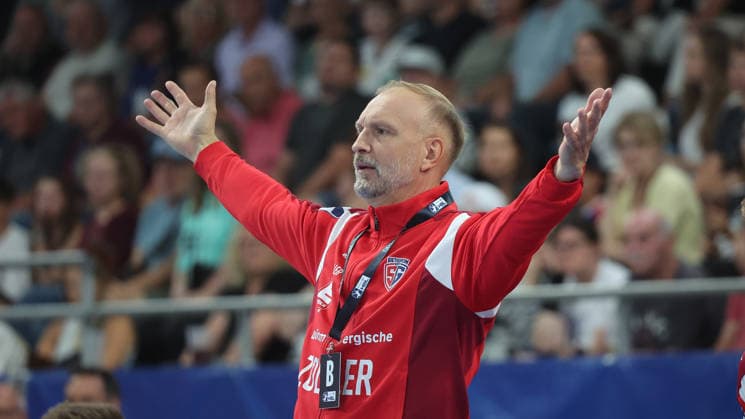 Bietigheim, Opel HBL Handball, SG BBM Bietigheim vs. THW Kiel, Coach Hartmut Mayerhoffer (BBM)