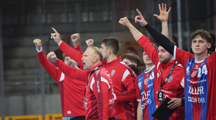 Bietigheim, Opel HBL Handball, SG BBM Bietigheim vs. THW Kiel, BBM coach Hartmut Mayerhoffer in the middle