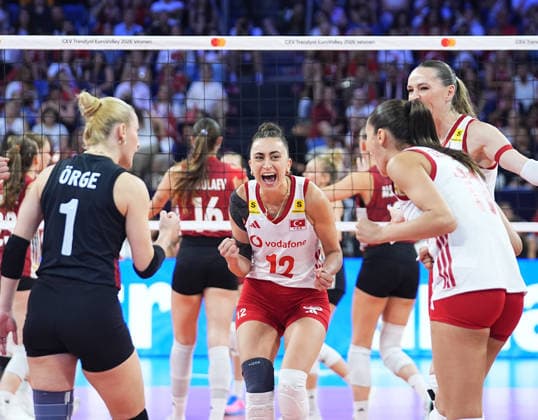 Turkiye v Germany - CEV EuroVolley 2026 ISTANBUL, TURKIYE - SEPTEMBER 3: Turkiye players celebrate after a point during the CEV Women s European Volleyball Championship quarterfinal match between Turkiye and Germany at Sinan Erdem Sports Hall in Istanbul, Turkiye, on September 3, 2026. Esra Bilgin Anadolu Istanbul Turkey. Editorial use only. Please get in touch for any other usage.  Copyright: x2026xAnadoluxEsraxBilginx