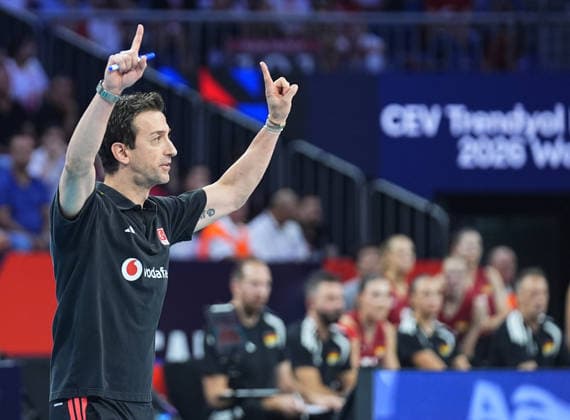 Turkiye v Germany - CEV EuroVolley 2026 ISTANBUL, TURKIYE - SEPTEMBER 3: Turkiye head coach Daniele Santarelli watches the CEV Women s European Volleyball Championship quarterfinal match between Turkiye and Germany at Sinan Erdem Sports Hall in Istanbul, Turkiye, on September 3, 2026. Esra Bilgin Anadolu Istanbul Turkey. Editorial use only. Please get in touch for any other usage.  Copyright: x2026xAnadoluxEsraxBilginx