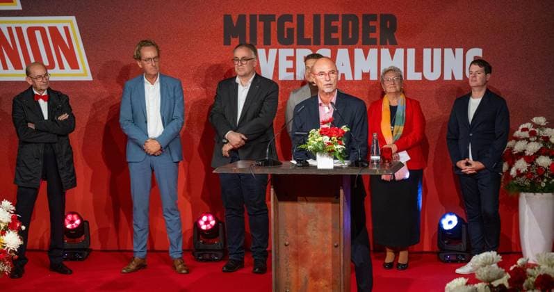 Fußball, Herren, Saison 2026 2027, 1. Bundesliga, 1. FC Union Berlin, Ordentliche Mitgliederversammlung im Stadion An der Alten Försterei, im Bild: Aufsichtsratschef Thomas Koch (1. FC Union e. V.) und seine gewählte Liste der Aufsichtsratsmitglieder, hinten v. l. Karlheinz Nolte, Dr. Christoph Schulte, Dr. Dirk Fischer, Marvin Kretzschmar, Sylvia Weisheit und Björn Böhning, 03.09.2026, *** Soccer, Men s, 2026–2027 Season, 1. Bundesliga, 1. FC Union Berlin, Annual General Meeting at the An der Alten Försterei Stadium; pictured: Supervisory Board Chairman Thomas Koch of 1. FC Union e.V. and his elected list of Supervisory Board members; back row, from left: Karlheinz Nolte, Dr. Christoph Schulte, Dr. Dirk Fischer, Marvin Kretzschmar, Sylvia Weisheit, and Björn Böhning, September 3, 2026, Copyright: xMatthiasxKochx