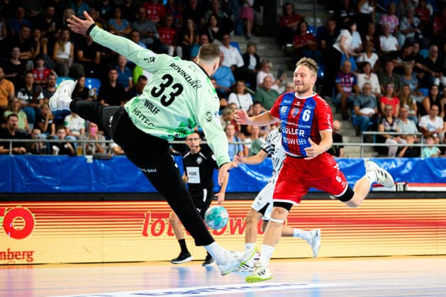 Bietigheim HBL 26 27 SG BBM Bietigheim THW Kiel (from left): Goalkeeper Andreas Wolff (THW Kiel), Lukas Wucherpfennig (Bietigheim) Bietigheim-Bissingen Egetrans Arena Baden-Württemberg, Germany