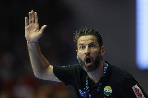 September 3, 2026, xtgx, Opel HBL Handball, SC Magdeburg vs. Füchse Berlin emspor, from left: Bennet Wiegert (Magdeburg), coach gives instructions, gesturing with his arms, gesticulate, gives instructions (Magdeburg)